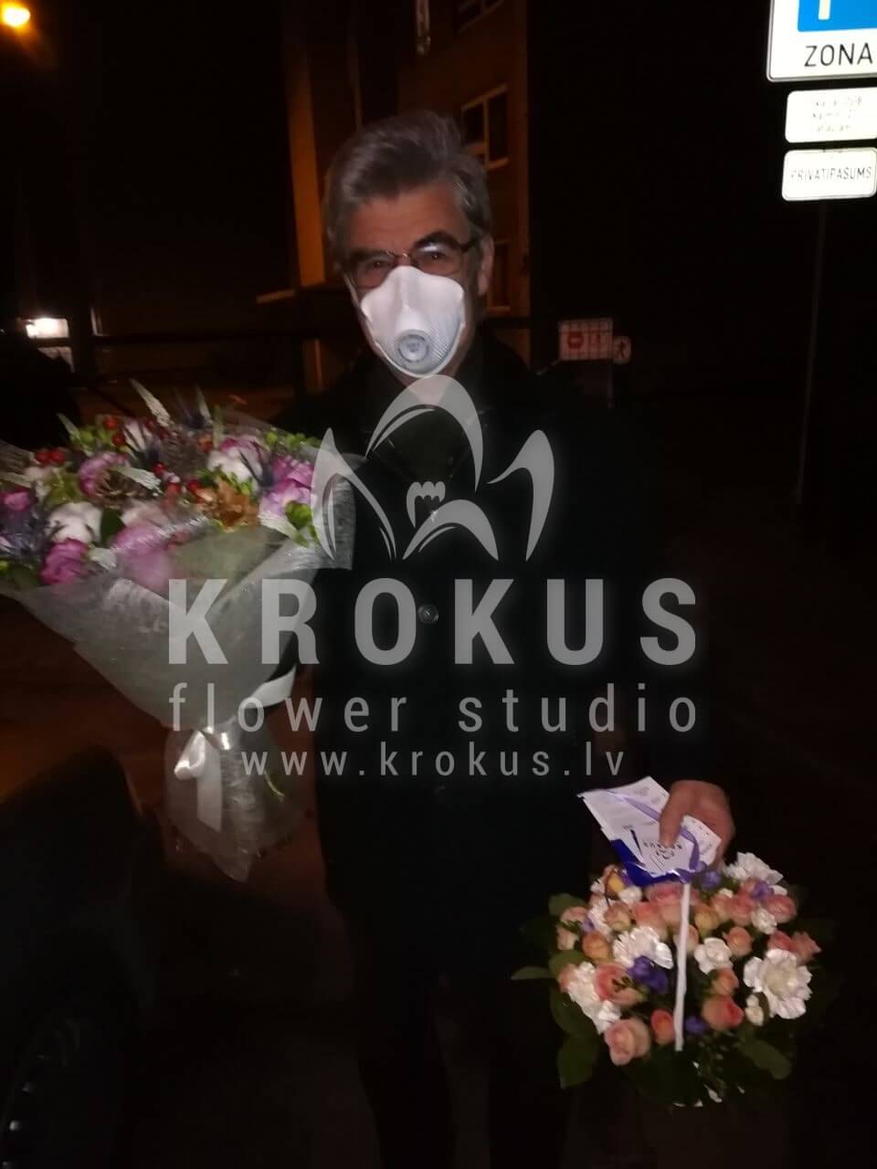 Доставка цветов в город Рига (декорфрезиихлопокдвухцветные розыгиперикумэвкалипт)