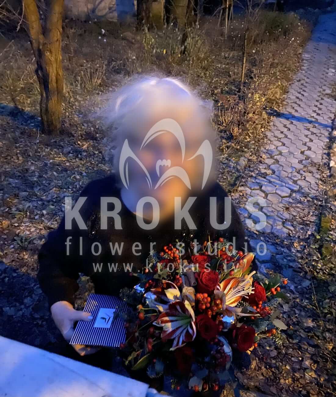 Ziedu piegāde Latvia Tīraine (kasteīlekssskimmijanobilis egleeikaliptssarkanas rozesamarillis)