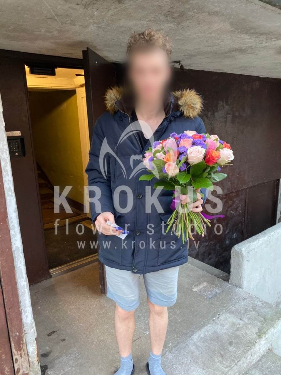 Доставка цветов в город Рига (розовые розыбелые розыстатицакремовые розыоранжевые розы)