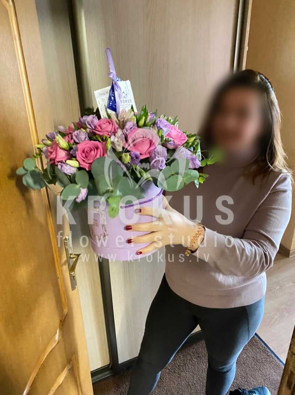 Доставка цветов в город Рига (коробкарозовые розыфрезиидельфиниумэвкалиптлизиантусы (эустома))