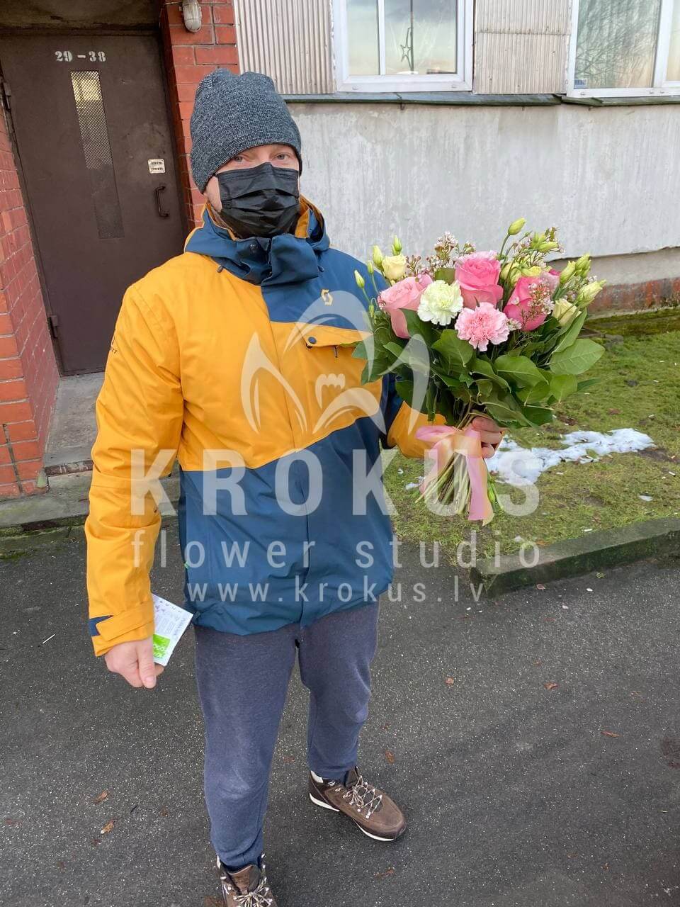 Deliver flowers to Piņķi (limoniumclovescream rosessalallisianthuses (eustoma))