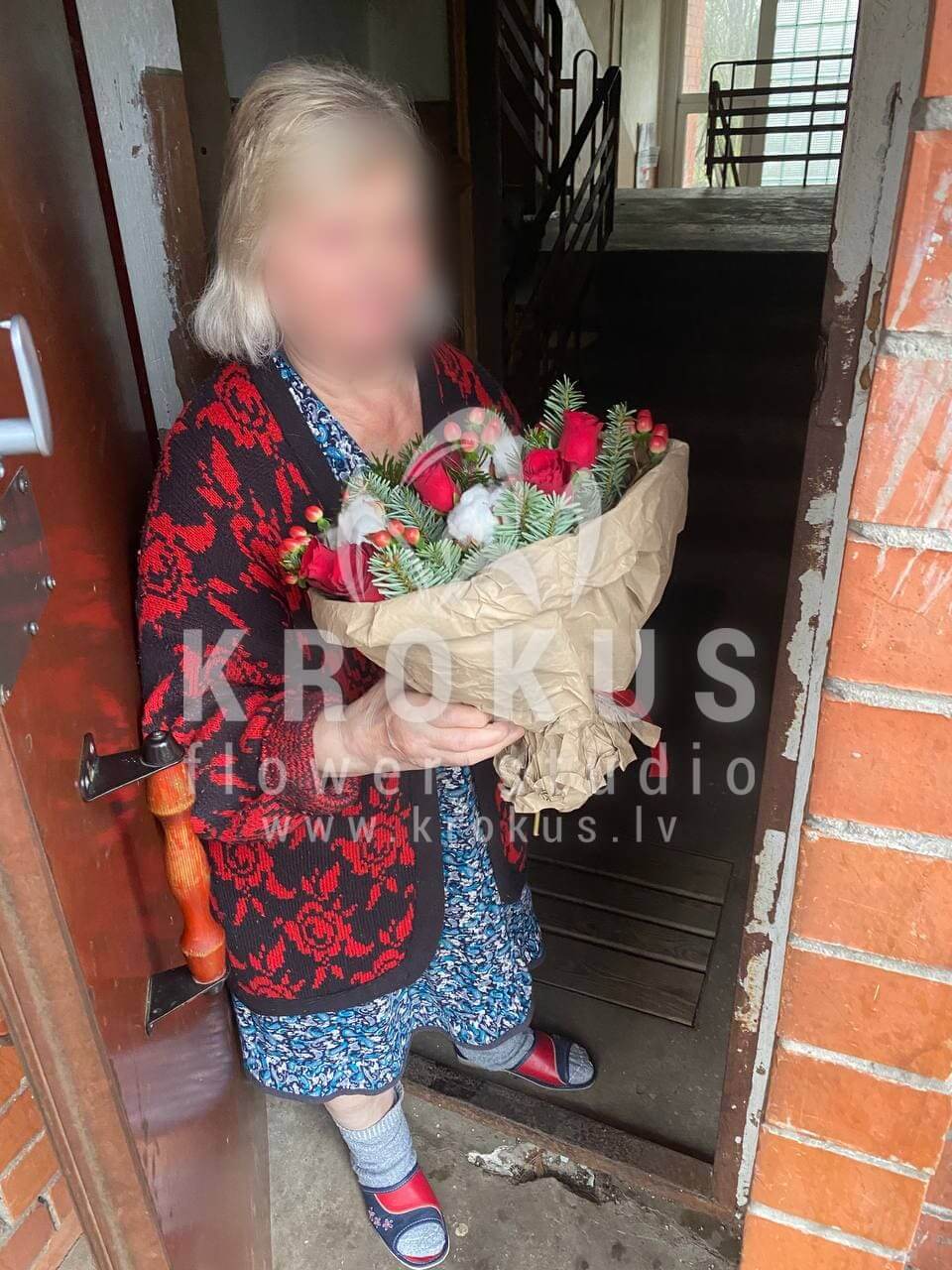Доставка цветов в город Рига (декорхлопокель  нобилисгиперикумкрасные розы)
