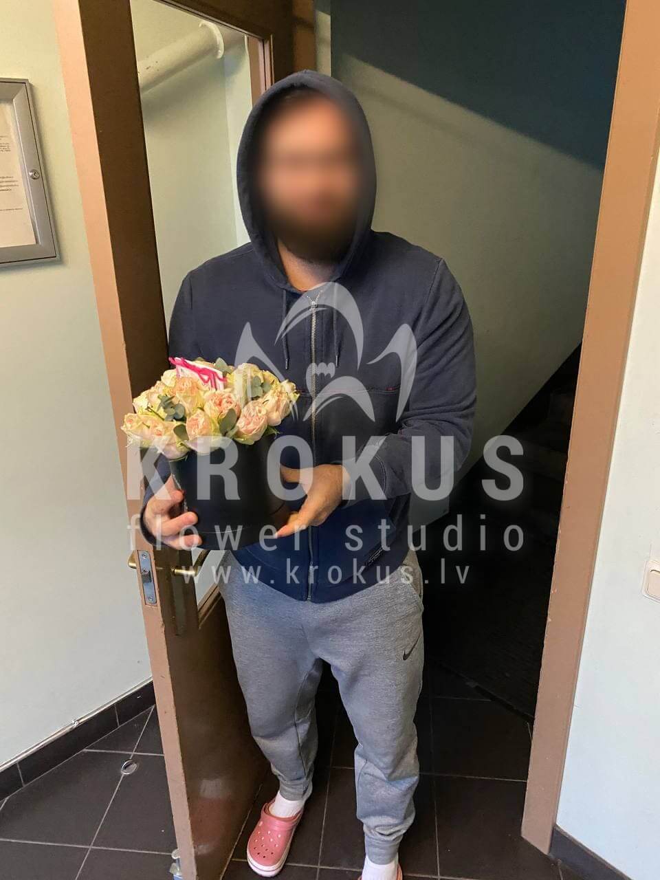 Deliver flowers to Rīga (stylish boxcream roses)