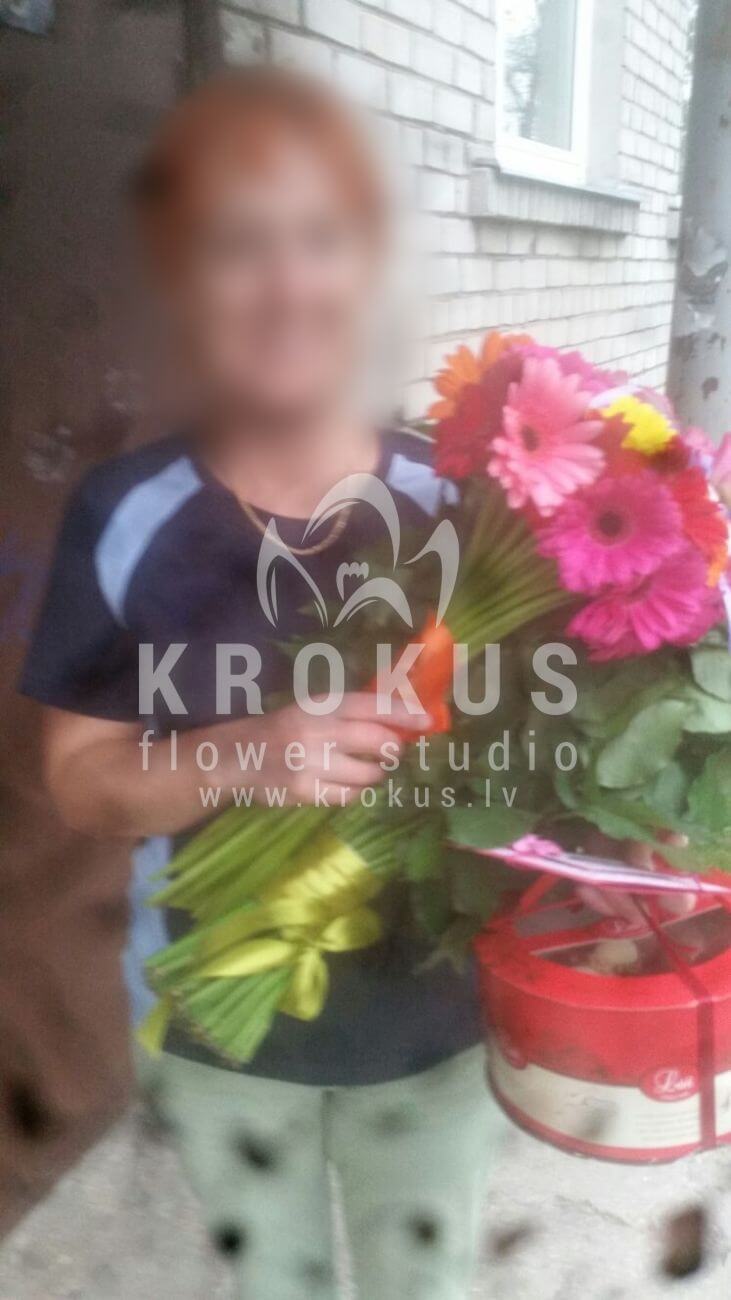 Deliver flowers to Latvia (bicolor rosessalaldaisies)