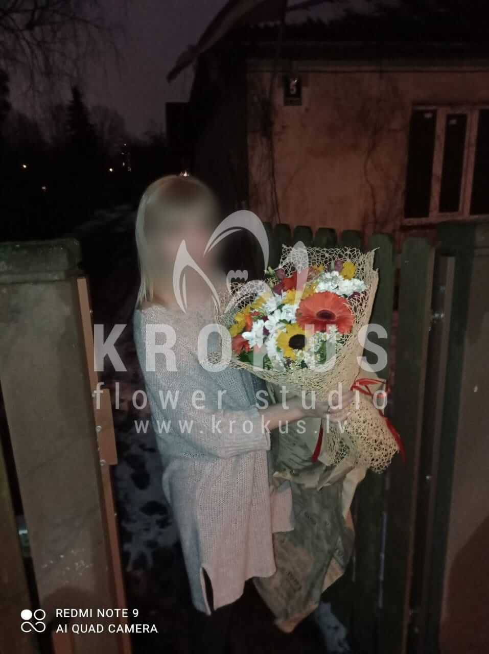 Доставка цветов в город Рига (кустовые розыподсолнухилуговые цветысолидагохризантемыгиперикумгерберы)