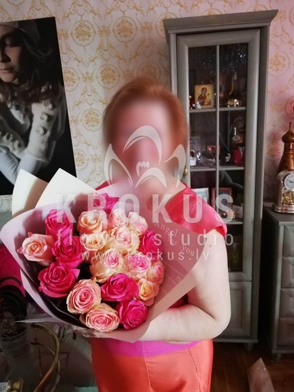 Доставка цветов в город Рига (розовые розыбелые розыкрасные розы)