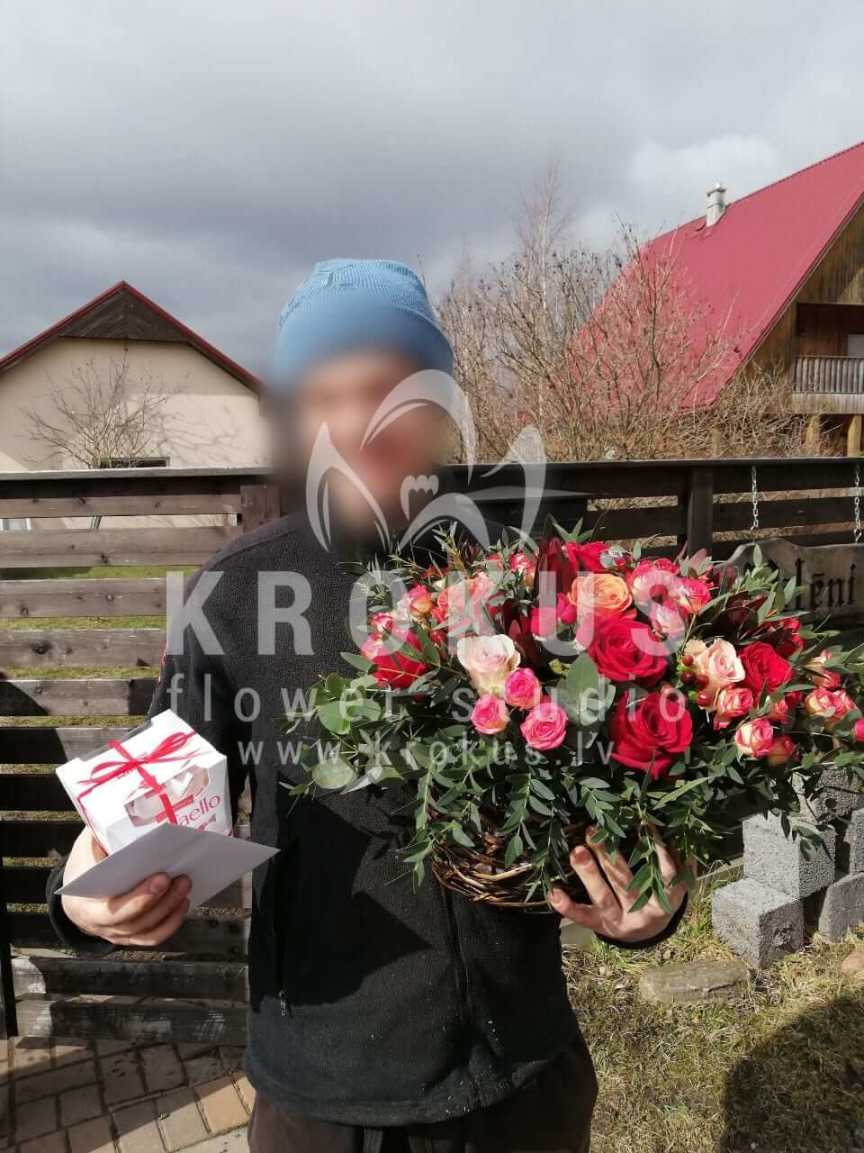 Доставка цветов в город Pīlēni (фрезиилеукадендронкремовые розыэвкалипторанжевые розыкрасные розы)