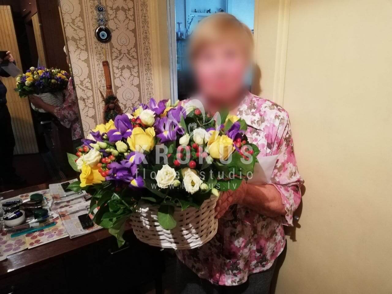 Доставка цветов в город Рига (папоротникирисыальстромериягиперикумсалалжелтые розы)