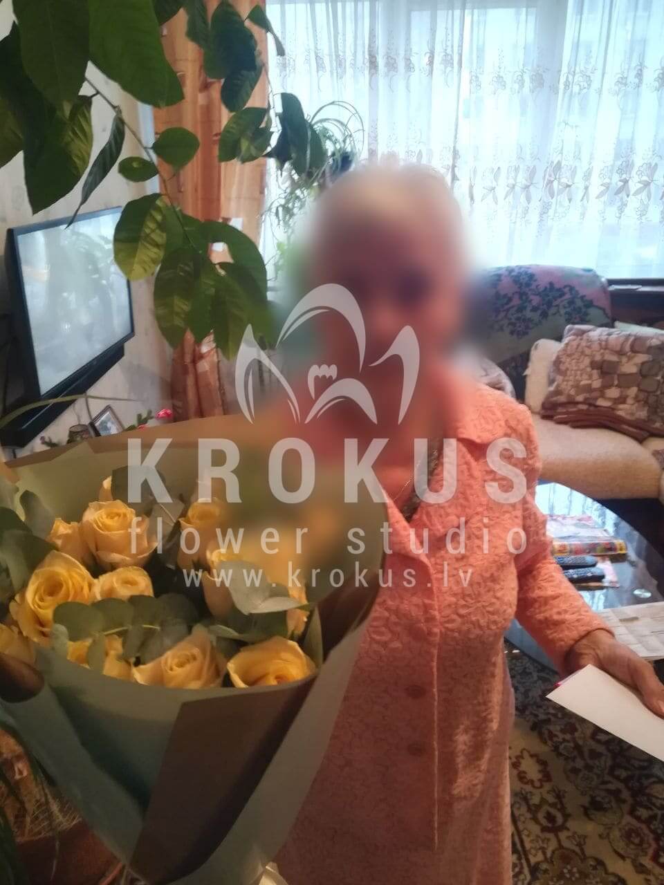 Deliver flowers to Rīga (cream rosesgum tree)