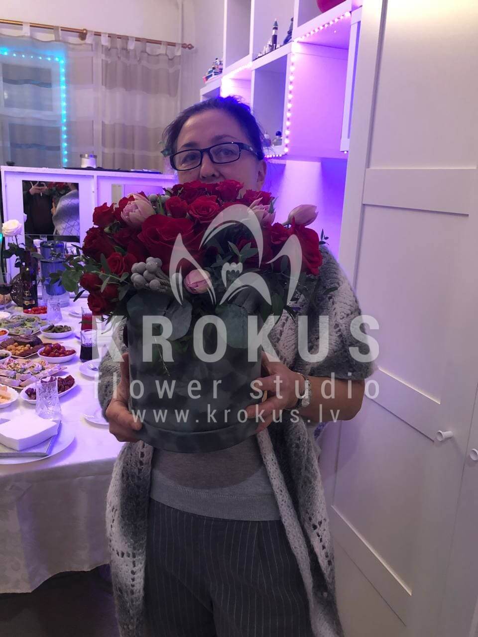 Доставка цветов в город Рига (коробкапионовидные тюльпаныбрунияэвкалиптсалалкрасные розы)