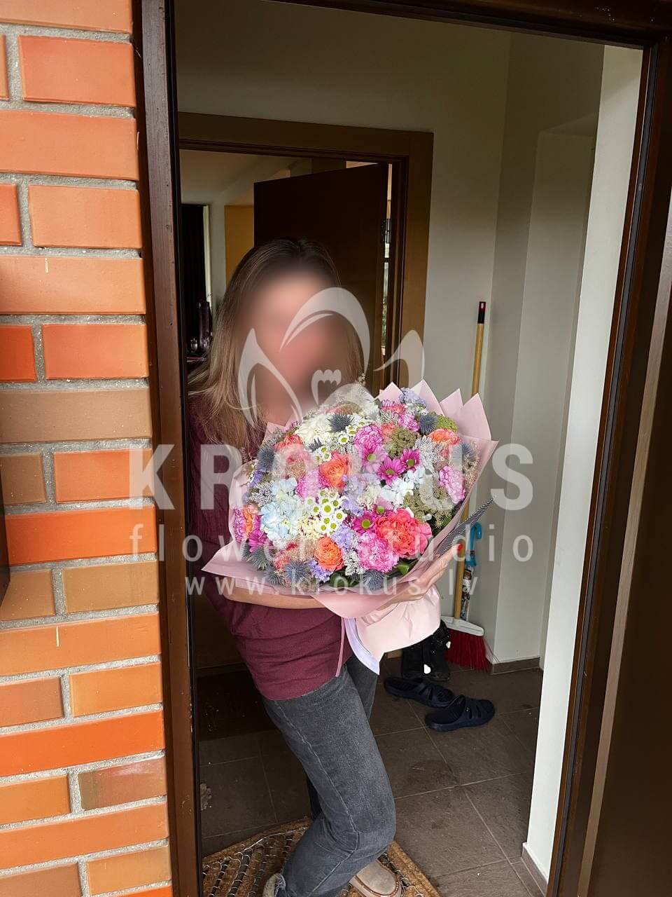 Deliver flowers to Latvia (limoniumclovesgoldenrodchrysanthemumsveronicaculantrohydrangeasbicolor rosescheesewood)